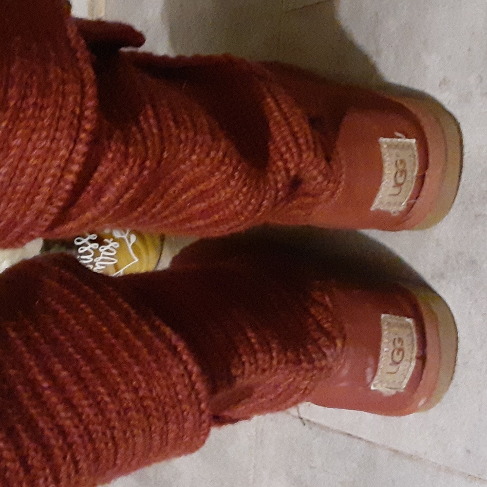 UGG size 9 - Picture 3 of 5